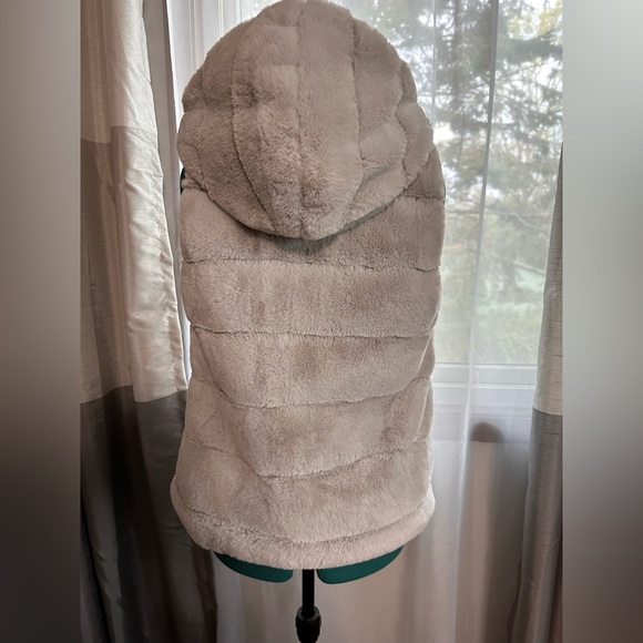 Reversible Yellow & Faux Fur Vest - Picture 3 of 11